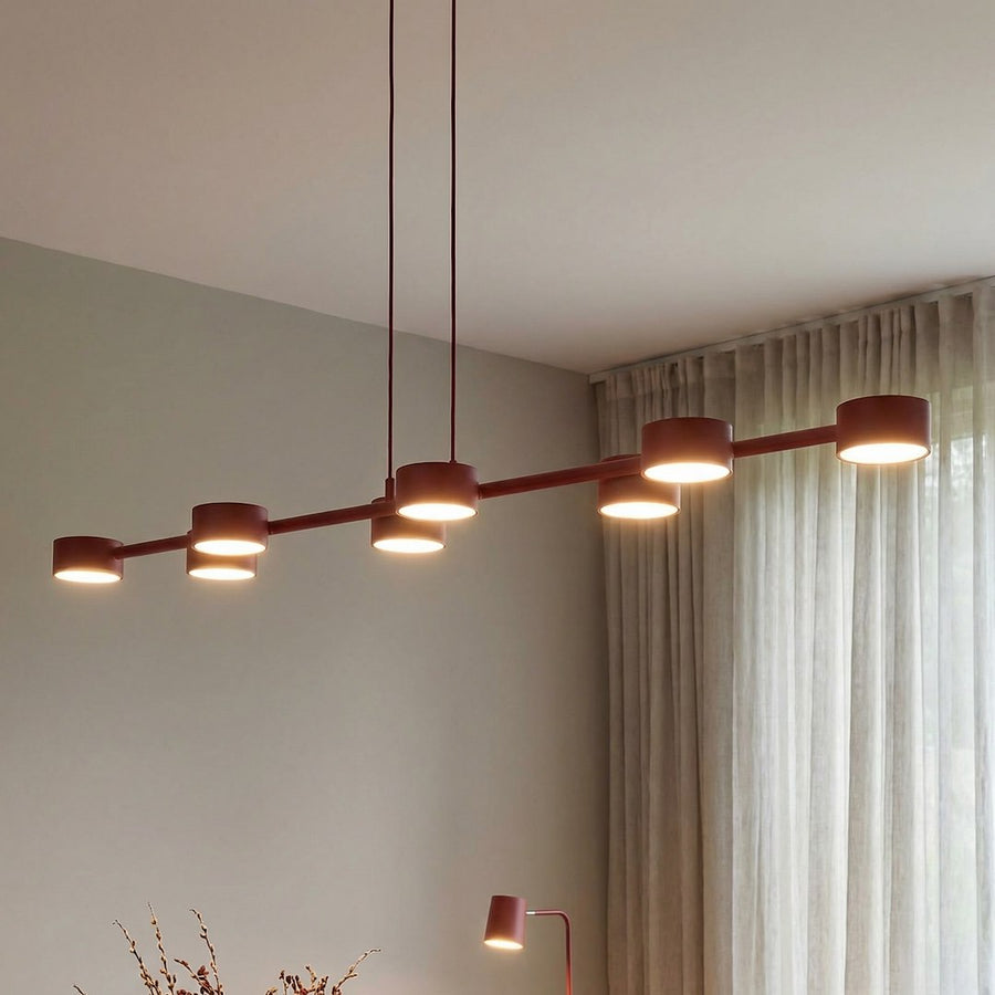 Détail en situation, les huit diffuseurs allumés diffusent une lumière chaude sous plafond.