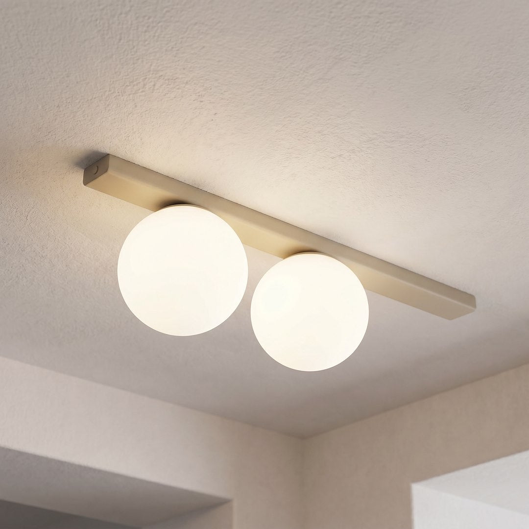 Gros plan sur la fixation au plafond et la lumière chaude diffusée