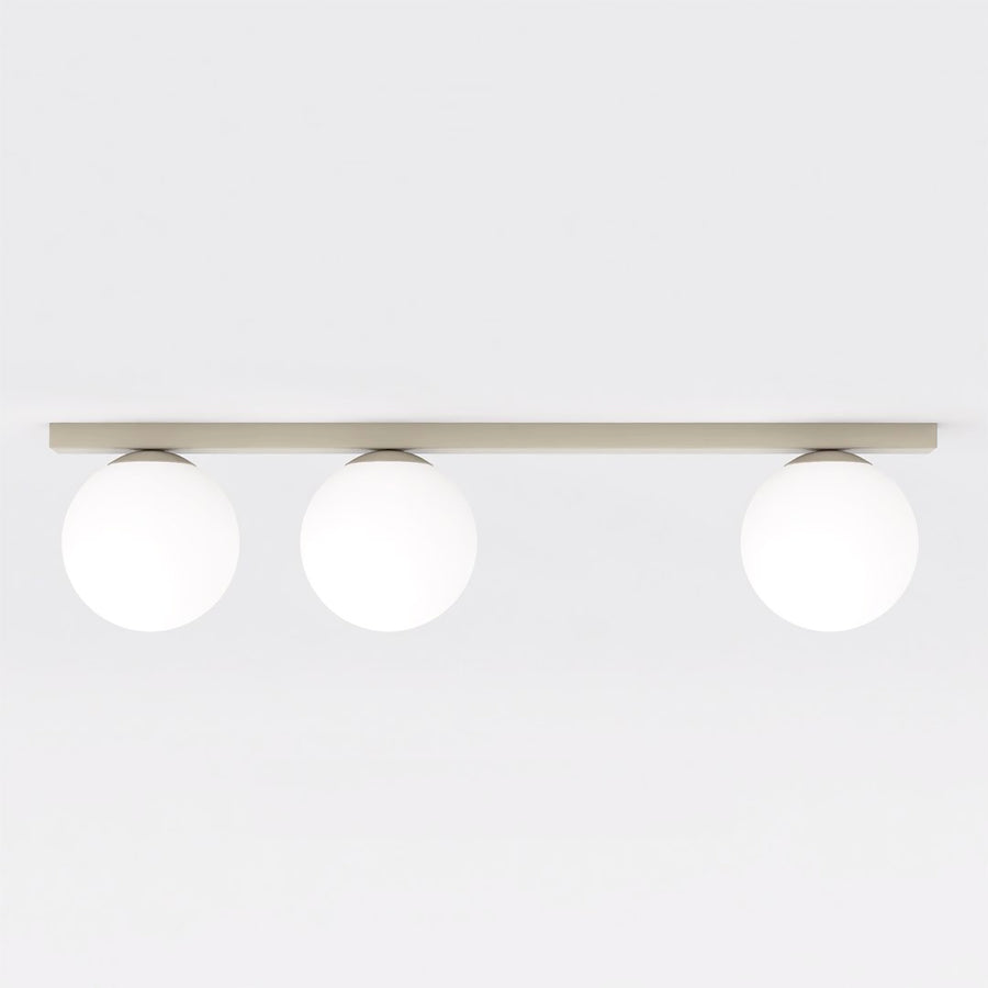 Plafonnier trois globes de verre opalin blanc sur barre rectangulaire, vue de face.