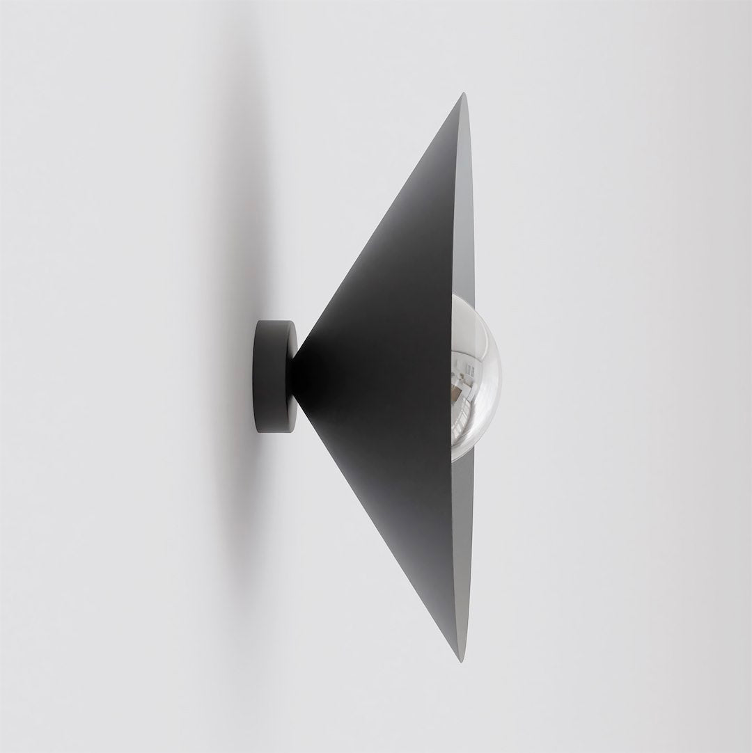 Vue de profil sur fond blanc de l'applique murale noire et son verre transparent.
