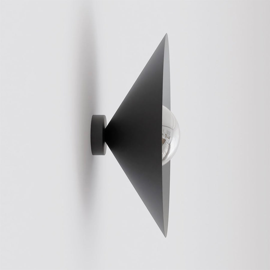 Vue de profil sur fond blanc de l'applique murale noire et son verre transparent.
