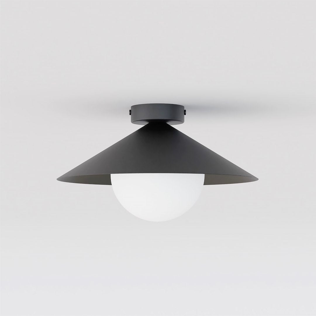 Plafonnier noir conique vu de face sur fond gris clair, diffuseur boule blanche.