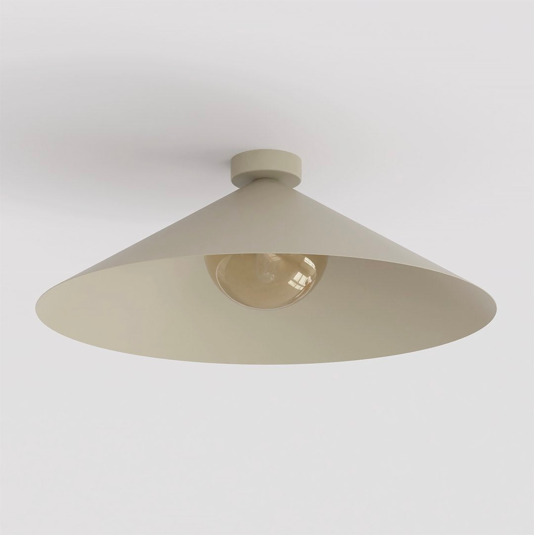 Vue en contre-plongée dévoilant l'intérieur beige et l'ampoule en verre ambré