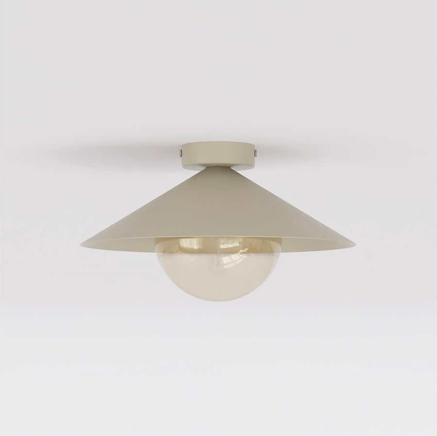 Vue de face du plafonnier beige avec grand abat-jour conique et globe de verre