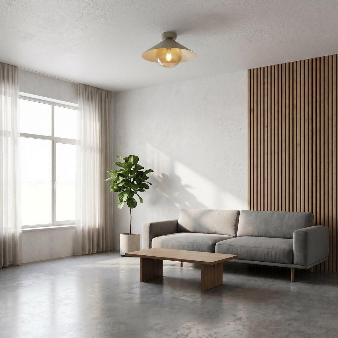 Mise en ambiance dans un salon clair avec canapé gris et mur lambrissé