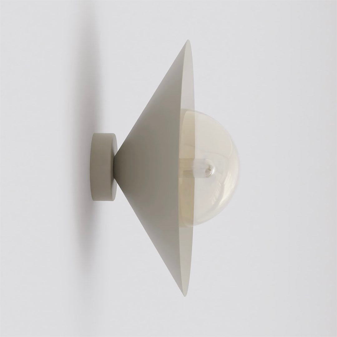 Vue de profil de l'applique murale beige avec sa sphère en verre ambré