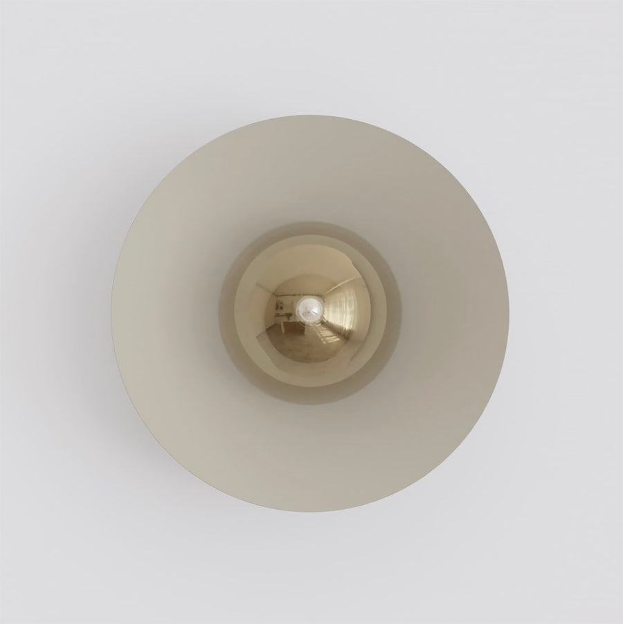 Vue de face montrant le grand disque beige et la sphère centrale