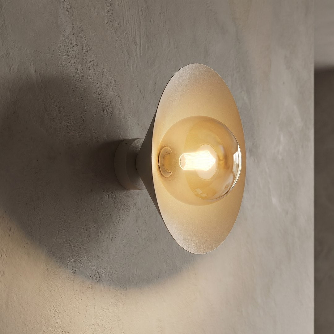 Détail rapproché de la lumière chaude traversant le verre ambré
