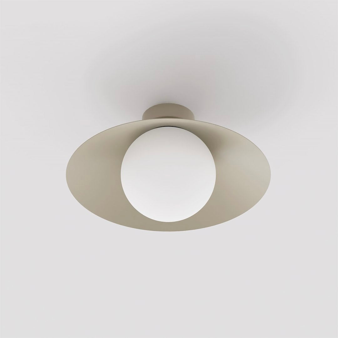 Vue de dessous montrant l'ouverture circulaire et le diffuseur sphérique blanc