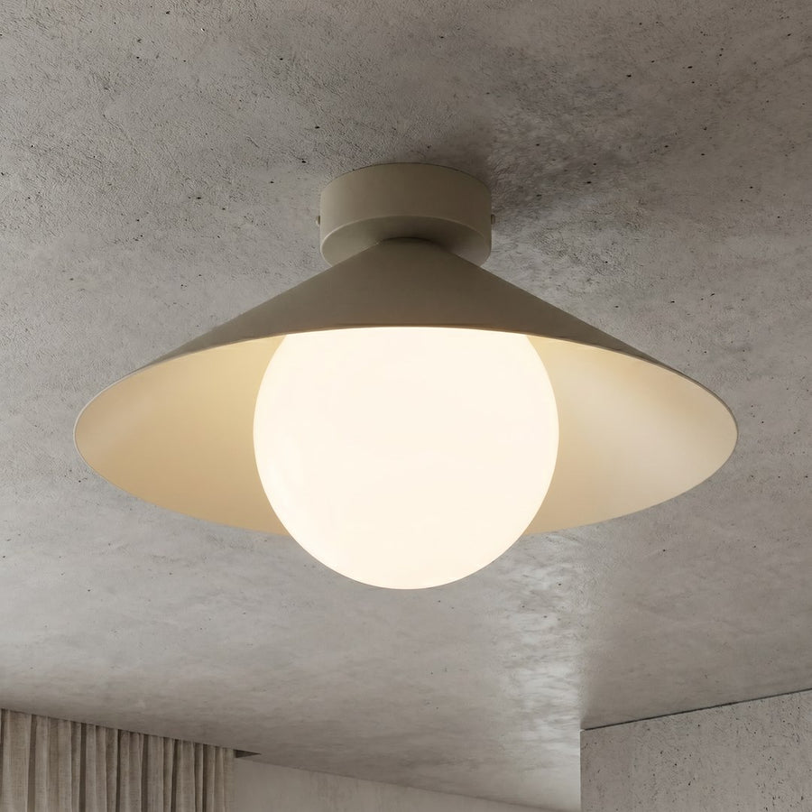 Détail rapproché du luminaire allumé fixé à un plafond en béton brut
