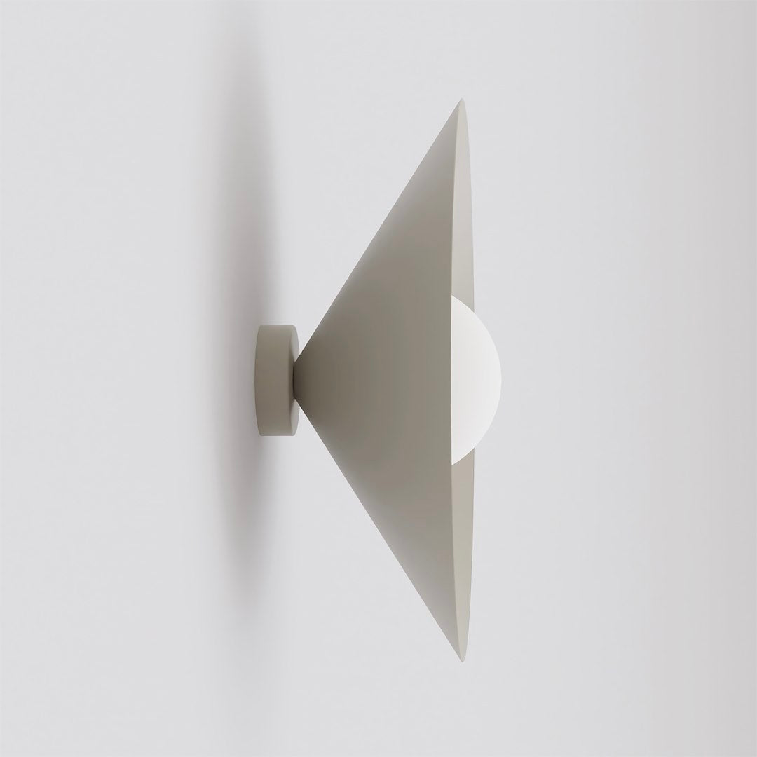Vue de profil du luminaire mural, cône beige et sphère en verre blanc