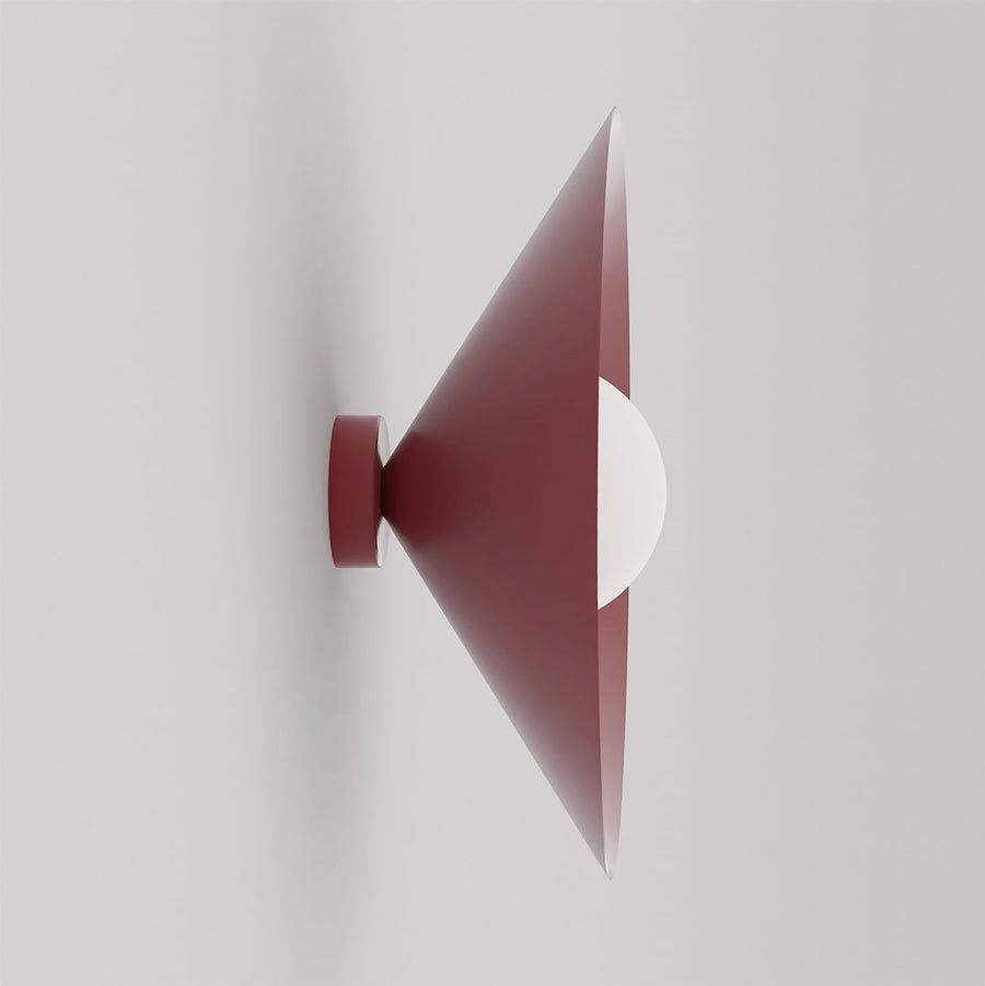 Vue de profil de l'applique montrant le cône bordeaux et la sphère en verre blanc