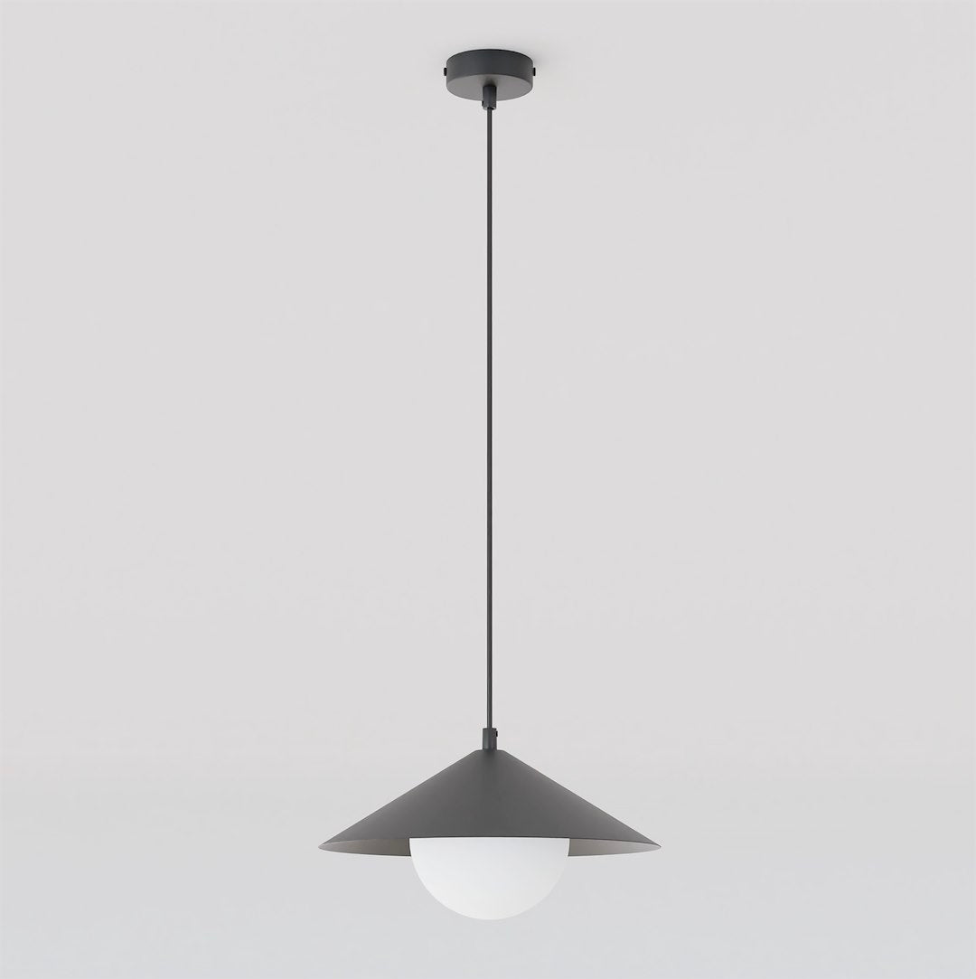 Suspension noire au cône large et diffuseur en verre blanc sur fond neutre