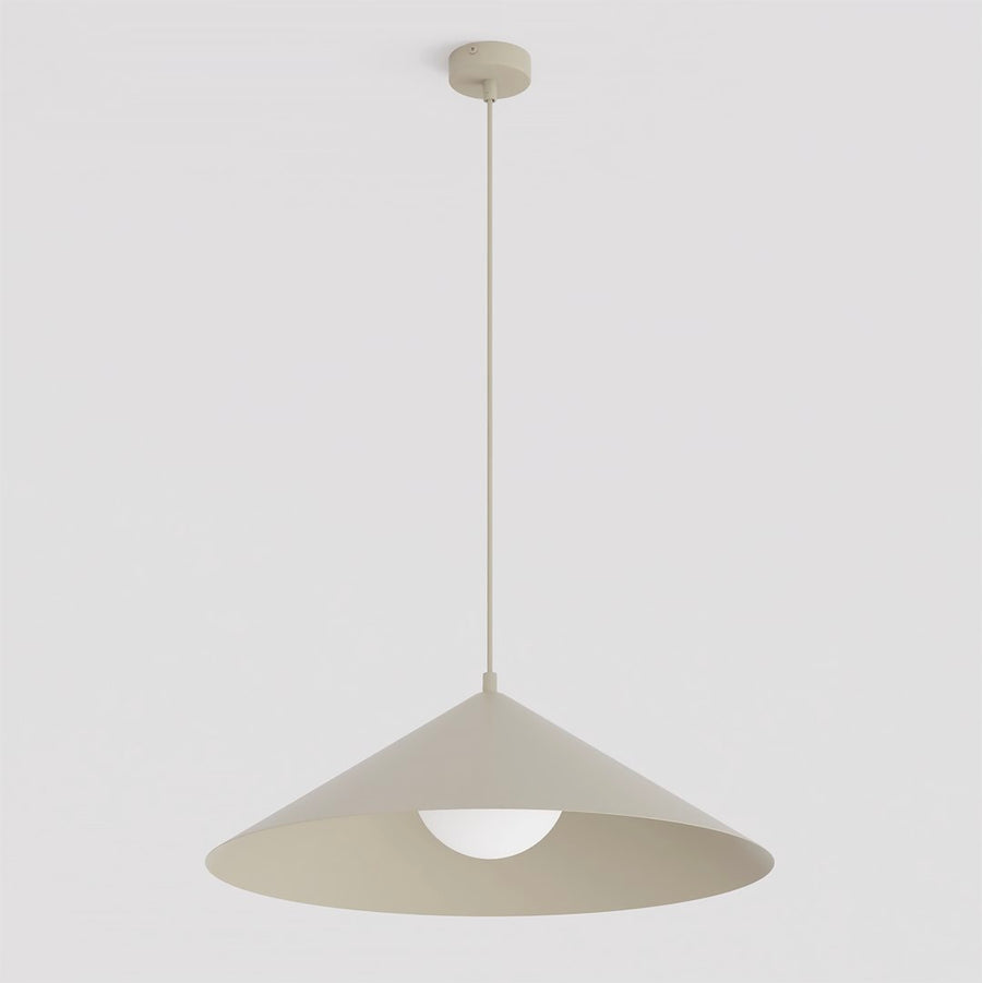 Vue rapprochée du diffuseur en verre blanc placé sous l'abat-jour conique beige
