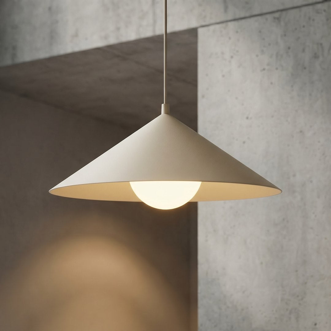 Détail de la finition beige et du diffuseur blanc allumé dans un intérieur béton.