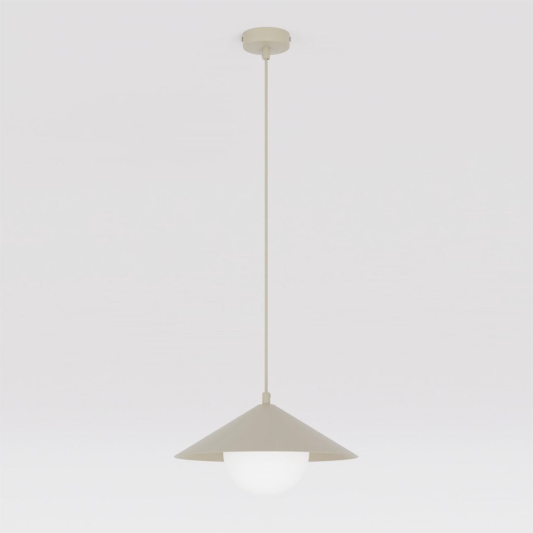 Suspension beige de face, abat-jour conique et diffuseur en verre blanc sur fond clair