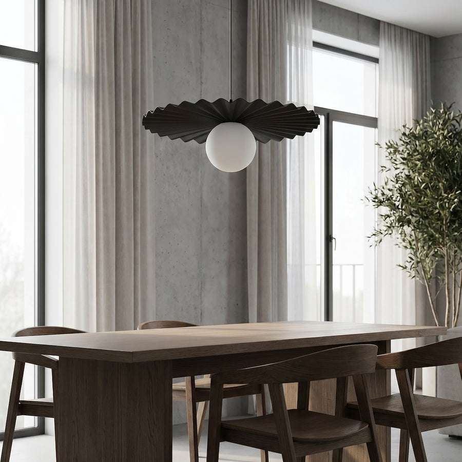 Détail rapproché du plissé métallique noir et de la sphère opaline