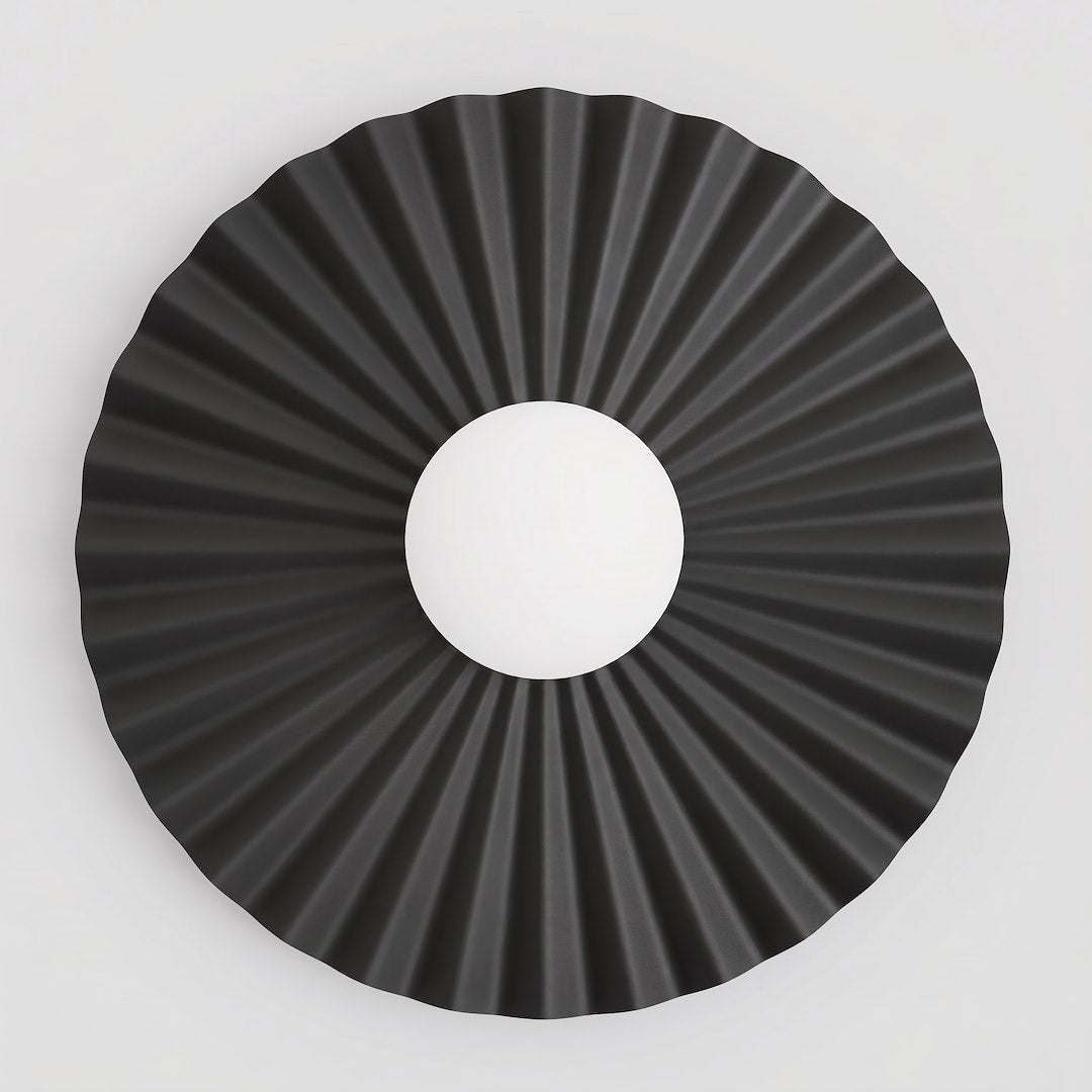 Vue de face d'une applique murale noire plissée avec diffuseur central en verre blanc.
