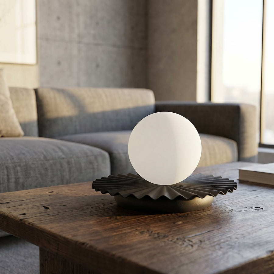 Mise en ambiance sur table basse en bois, lampe éclairée près du canapé