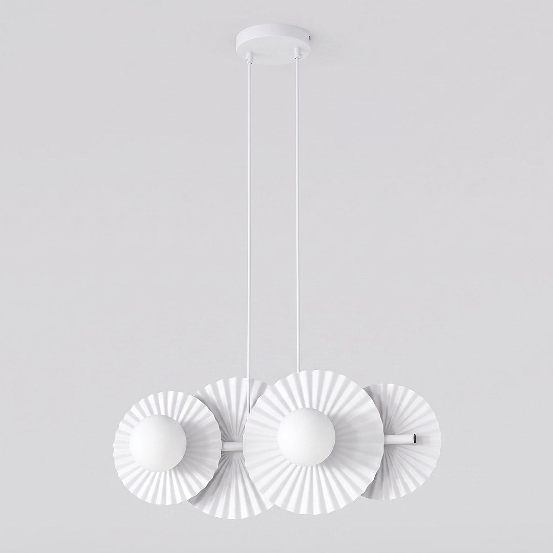 Luminaire blanc à quatre disques plissés et globes en verre, vue de face sur fond uni.