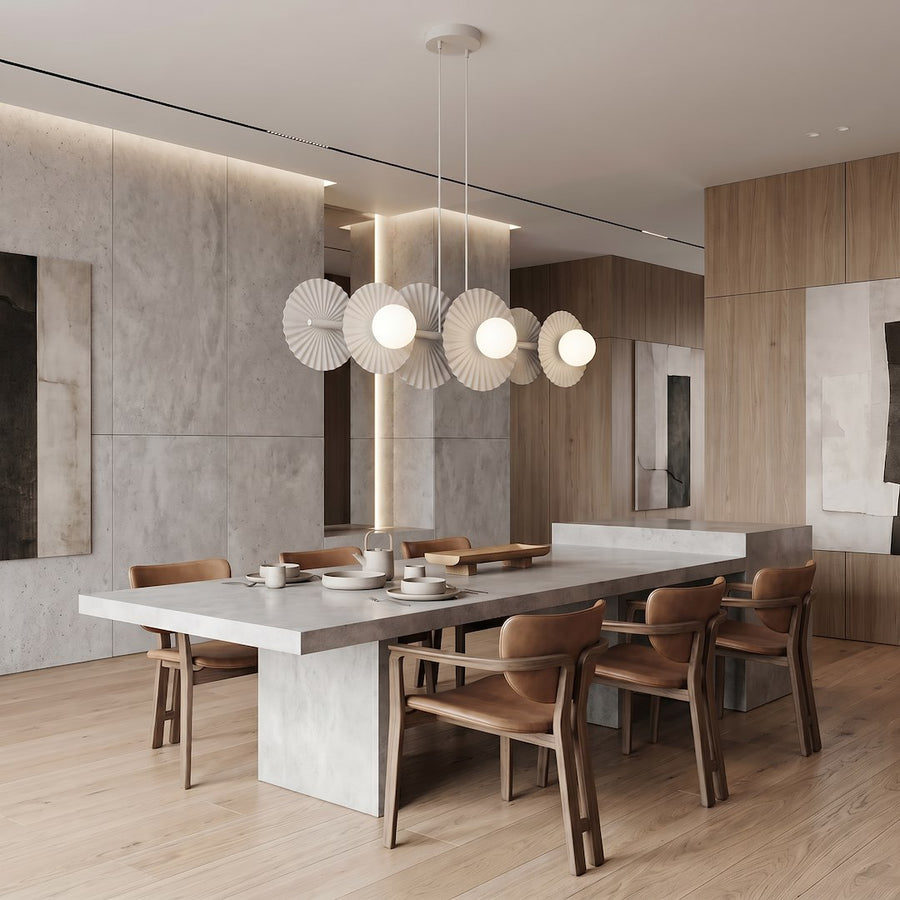 Mise en ambiance dans une salle à manger béton, table grise et chaises en cuir fauve