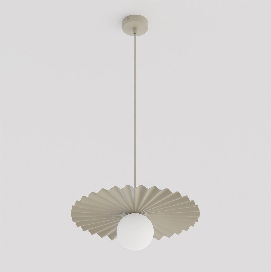 Vue de face sur fond blanc, abat-jour plissé beige et globe de verre blanc