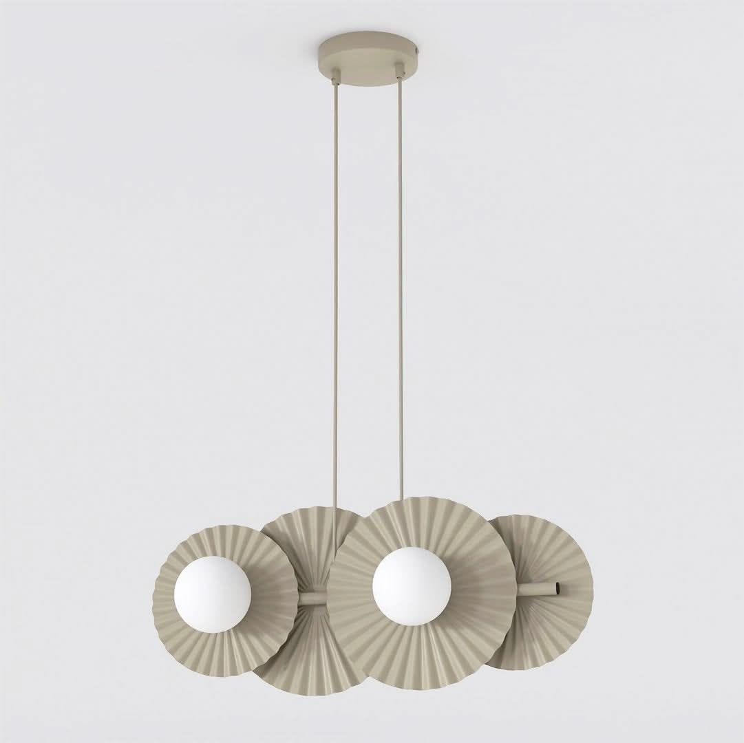 Suspension beige à quatre disques plissés et globes blancs sur fond blanc