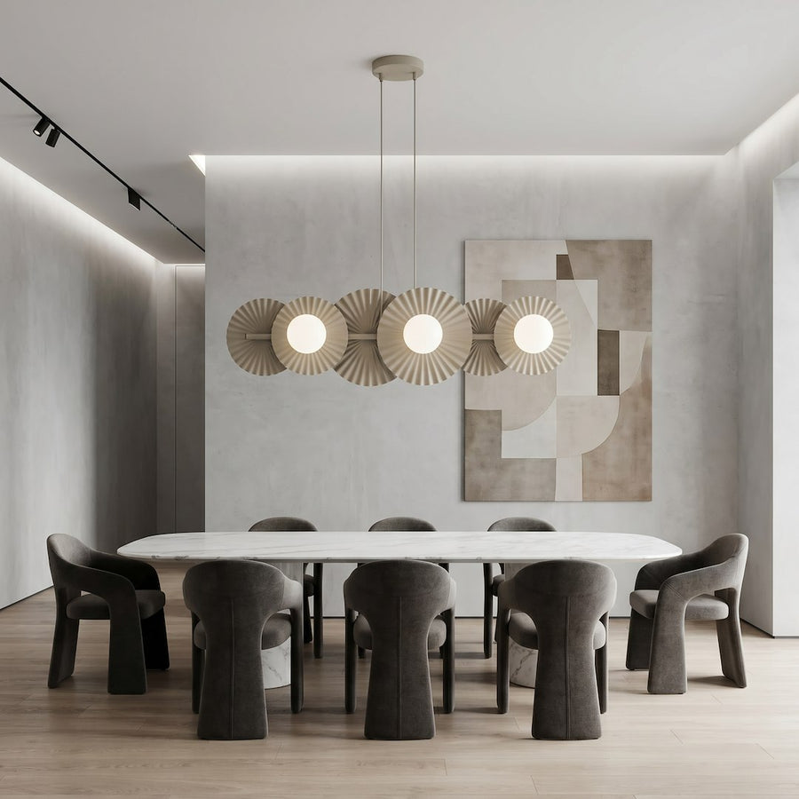 Salle à manger contemporaine avec table en marbre, suspension beige suspendue au-dessus