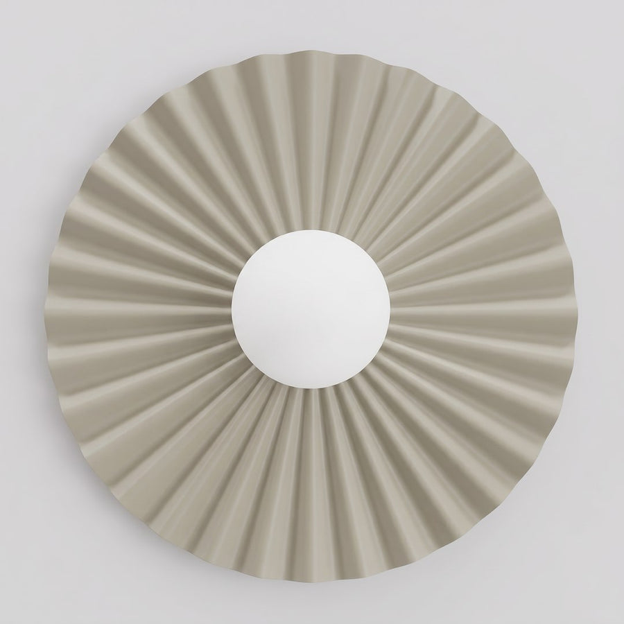 Vue de face de l'applique ronde beige plissée avec globe en verre blanc central.