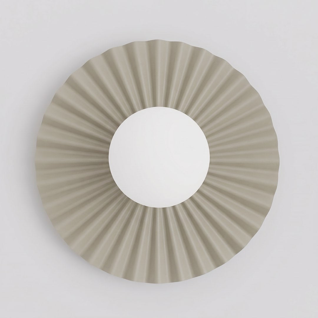 Vue de face de l'applique murale ronde, abat-jour plissé beige et diffuseur central blanc.
