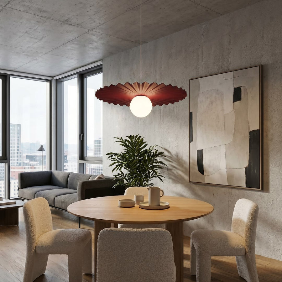 Vue en situation du luminaire suspendu au-dessus d'une table ronde, intérieur design contemporain.