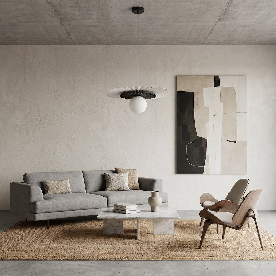 Suspension allumée au-dessus d'un salon beige, fauteuils bois et tableau