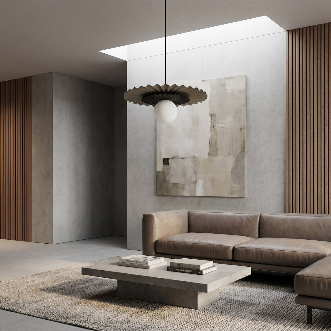 Ambiance salon contemporain, suspension devant mur béton et claustras bois