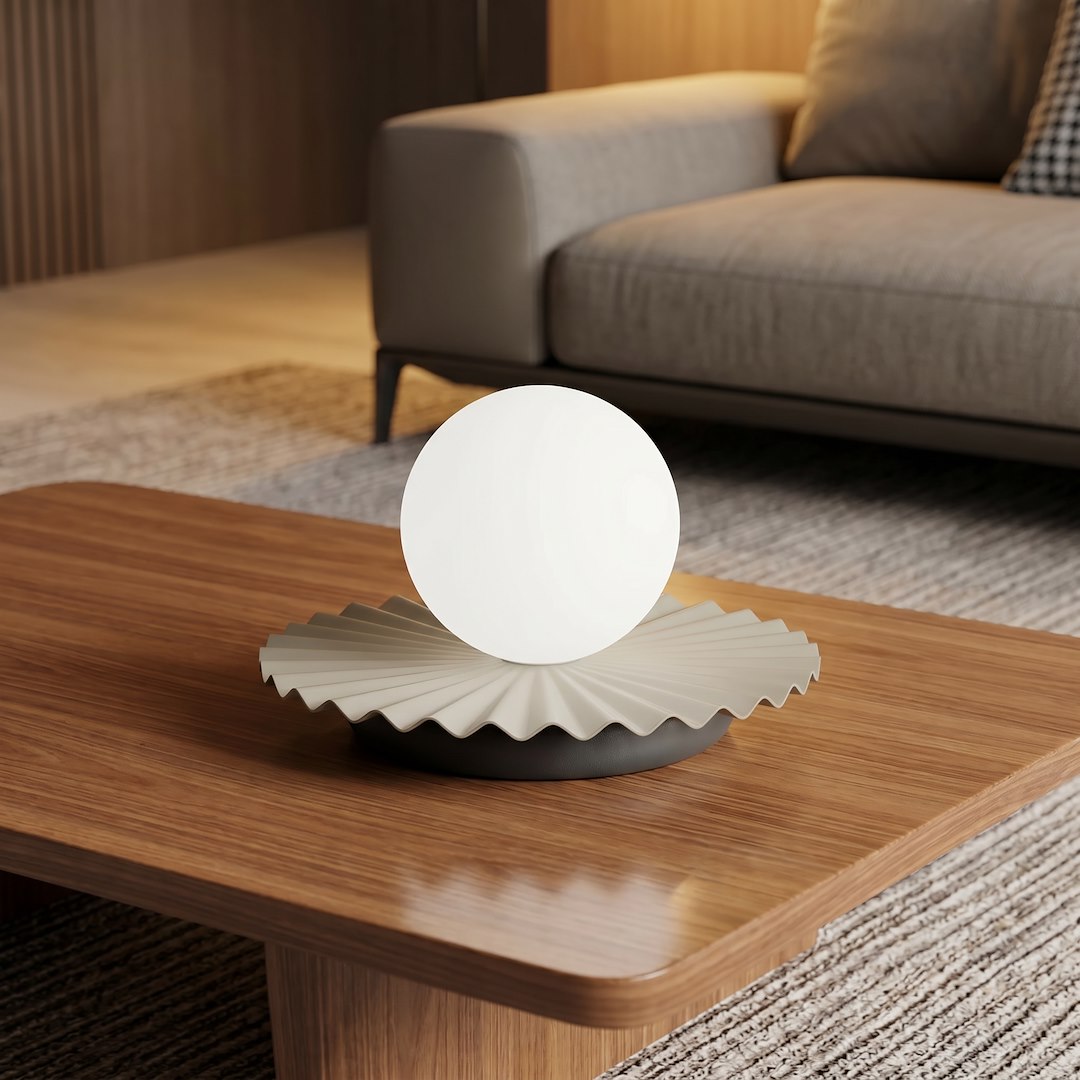 Mise en ambiance sur table basse en bois devant un canapé gris, lumière allumée.