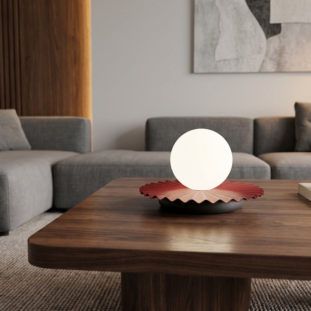 Ambiance chaleureuse, lampe allumée sur table en bois devant un canapé gris flou