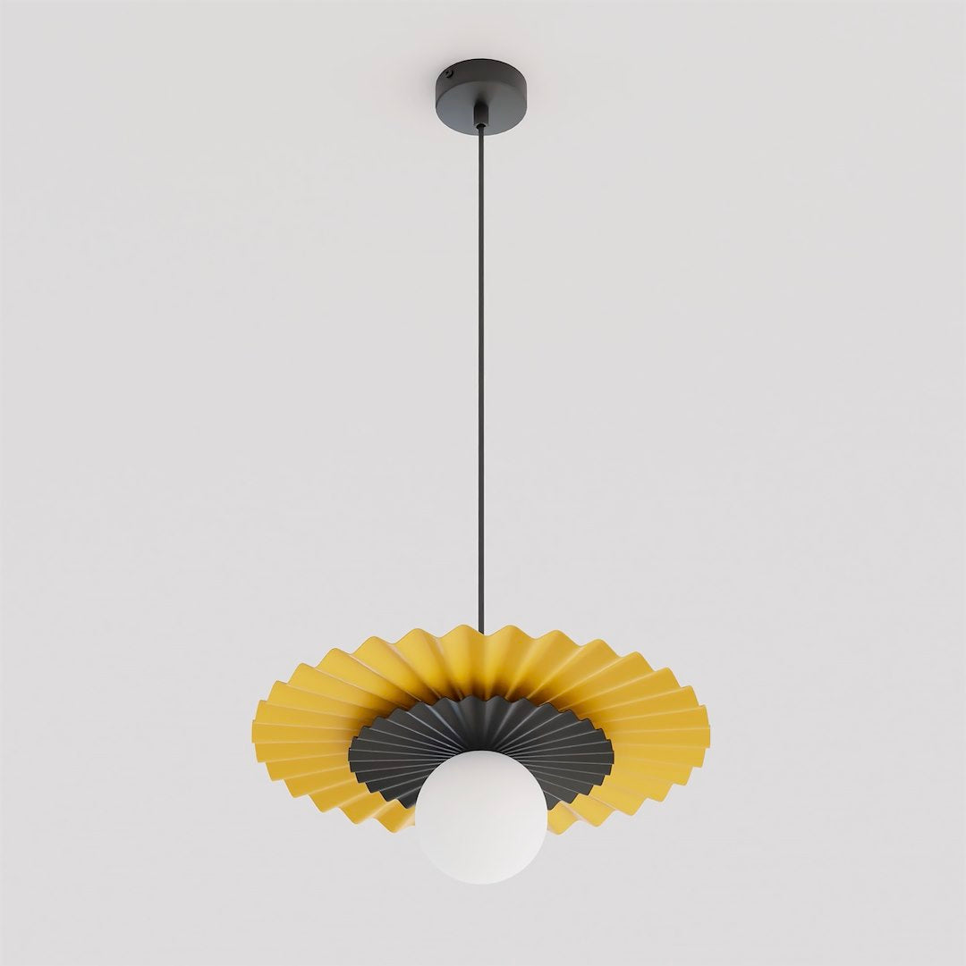 Suspension plissée jaune orangé avec abat-jour noir et globe de verre blanc, vue de face