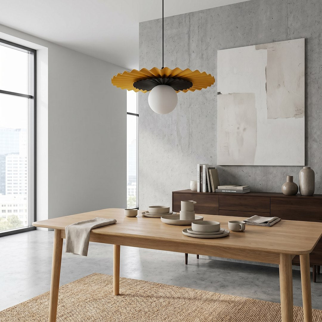Suspension installée au-dessus d'une table en bois dans une salle à manger béton