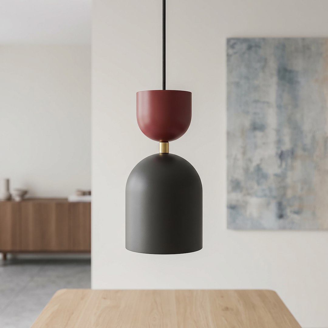 Vue rapprochée du luminaire suspendu devant un tableau abstrait, au-dessus d'une table en bois.
