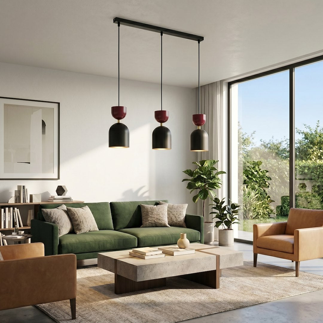 Ambiance salon avec canapé vert, grande baie vitrée et le luminaire au plafond