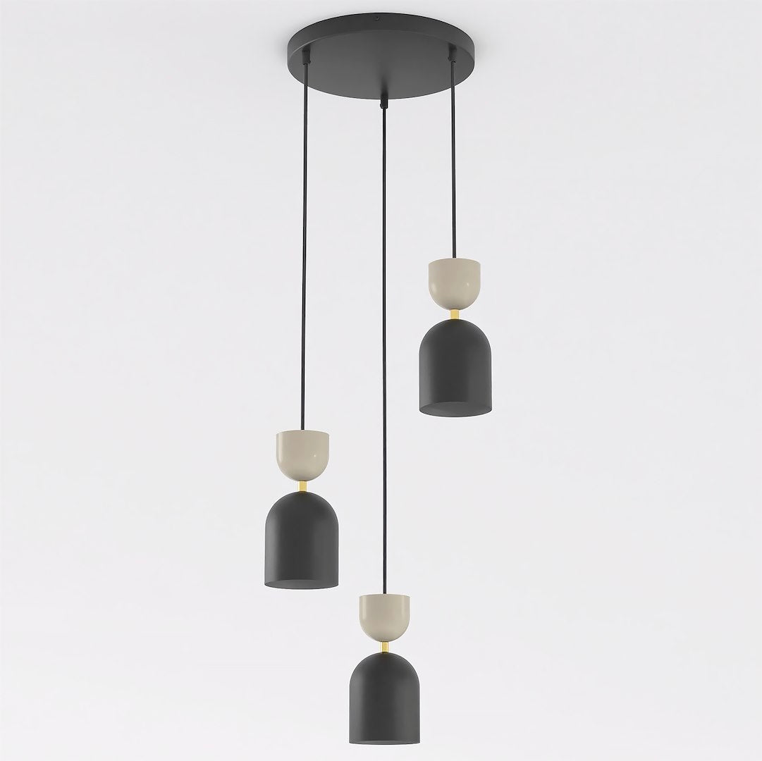Suspension trois lumières vue de face sur fond blanc, cloches noires et coupelles beige