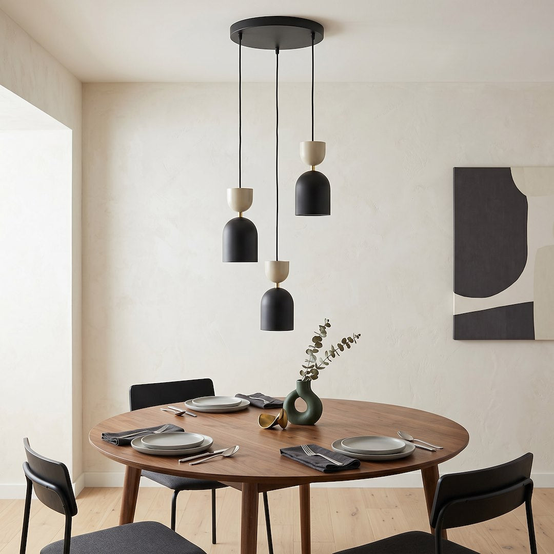 Mise en ambiance au-dessus d'une table ronde en bois dans une salle à manger claire