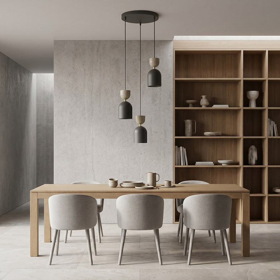 Mise en ambiance au-dessus d'une table en bois, étagère et mur béton gris
