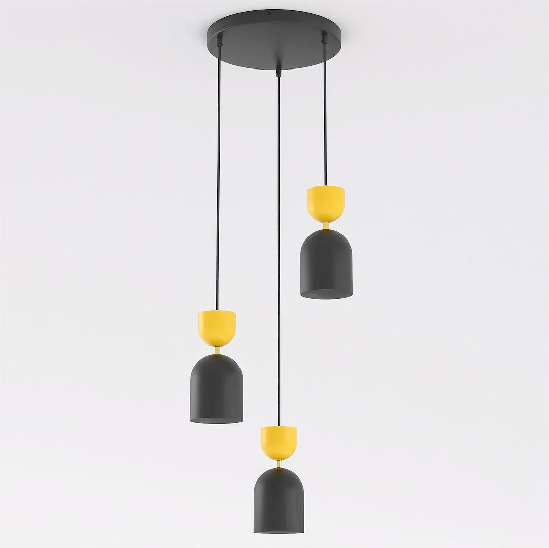 Vue de face du luminaire à trois suspensions noires et jaunes sur fond blanc