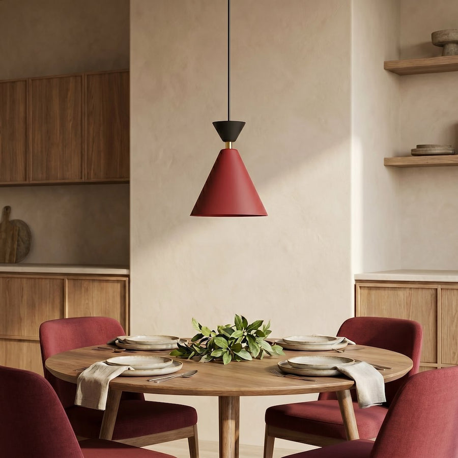 Mise en ambiance au-dessus d'une table ronde en bois, chaises bordeaux dans une salle à manger.