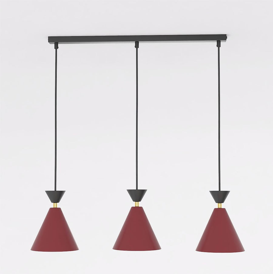 Vue de face symétrique du luminaire, trois abat-jours coniques rouges suspendus par câbles noirs