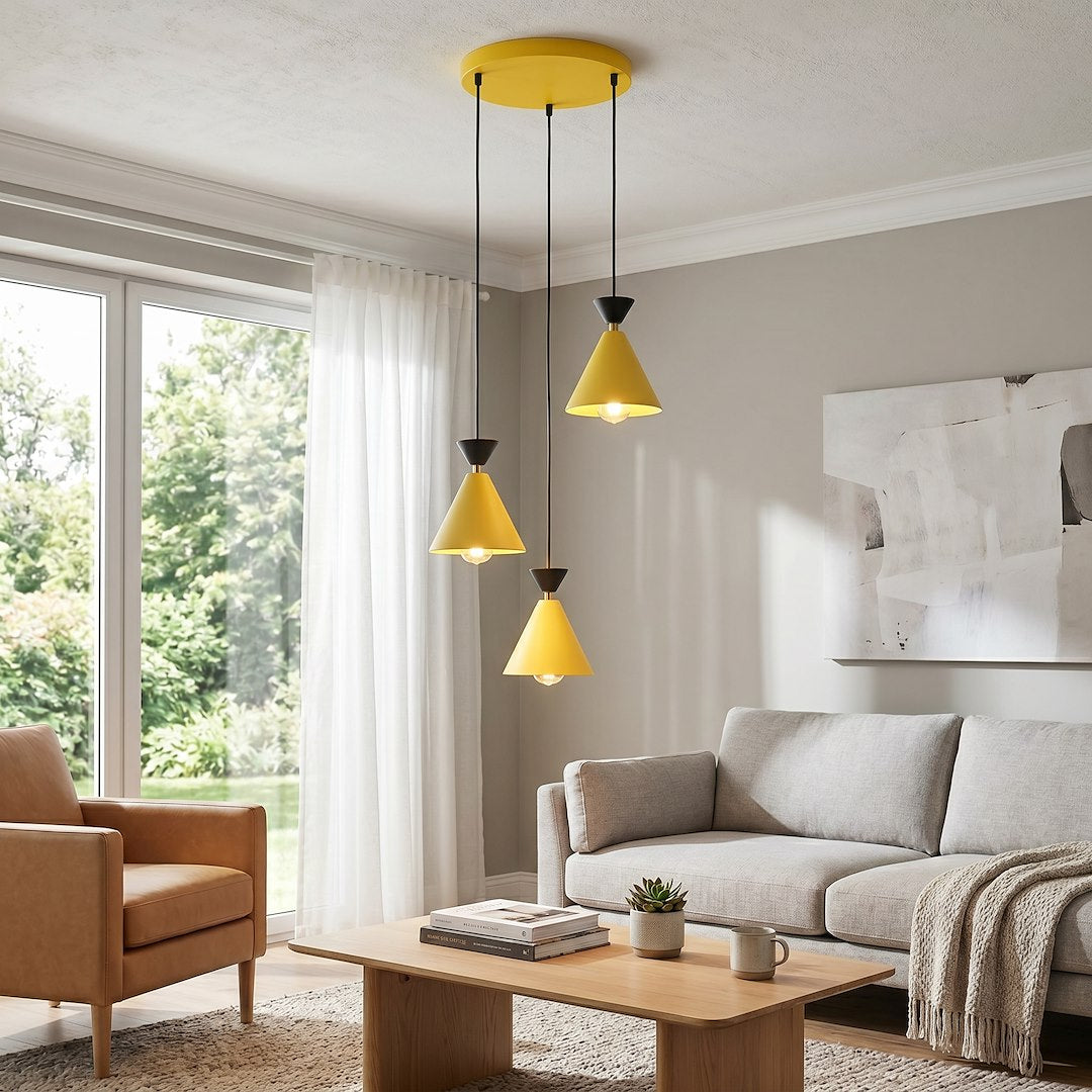 Suspension allumée près d'une grande fenêtre, intérieur clair avec canapé beige.