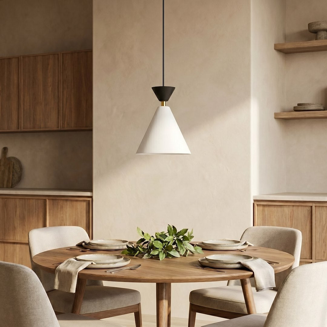 Suspension au-dessus d'une table à manger ronde avec chaises et vaisselle.