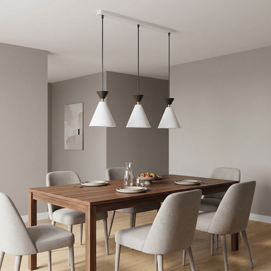 Suspension tricolore installée au-dessus d'une table en bois dans une salle à manger