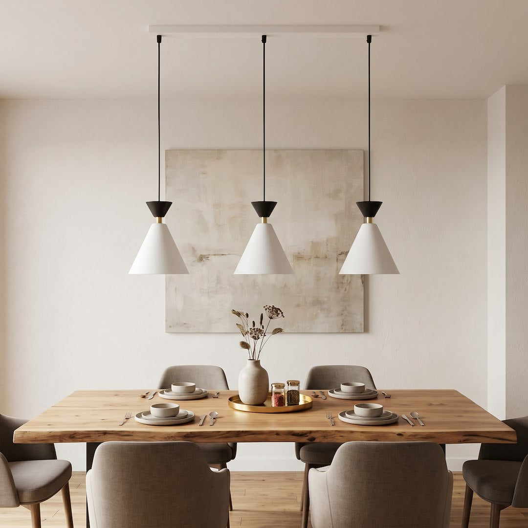 Mise en ambiance épurée : luminaire suspendu au-dessus d'une grande table en bois clair