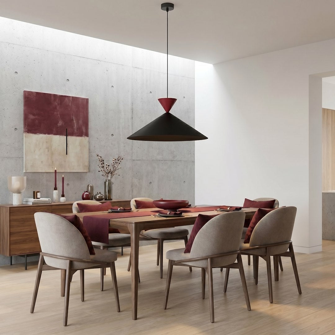 Mise en ambiance salle à manger béton avec cette suspension au-dessus de la table dressée